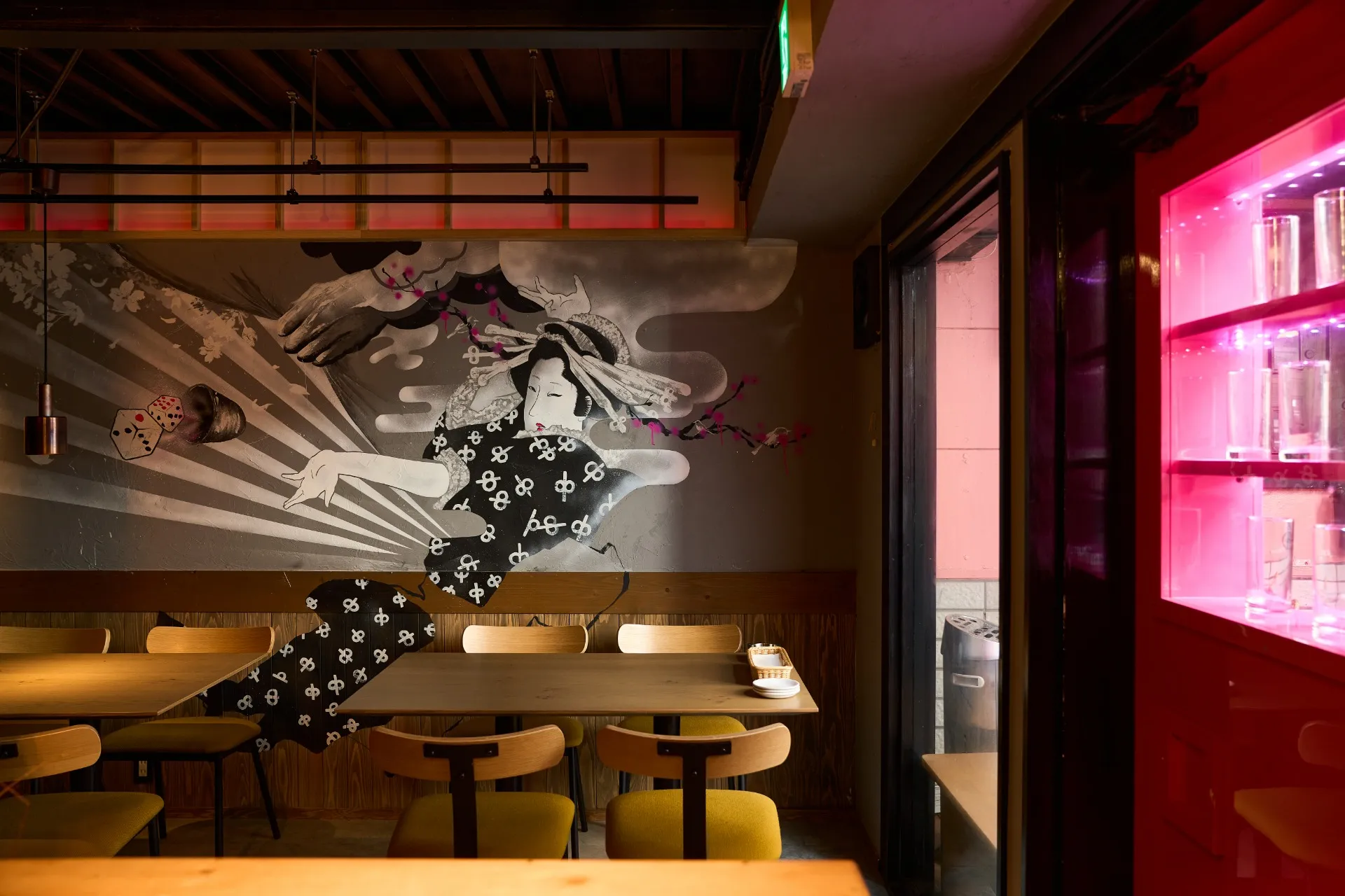 【居酒屋にアートを飾る】